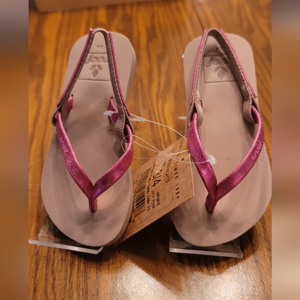 Little girls size 3/4 Reef Little bliss nights flip flop sandals.